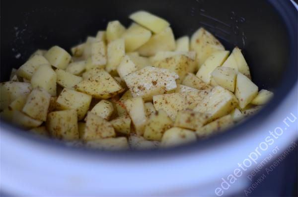 Тушеная картошка с мясом в мультиварке. Фото приготовления