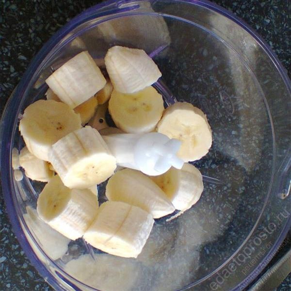 Банан и киви очистить от кожуры