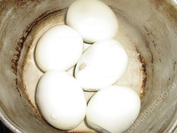 отварить и очистить яйца