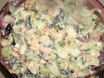 фото вкусного салата с крабовыми палочками и кукурузой в тарелке