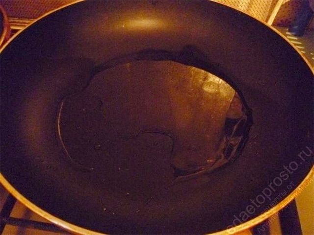 На дно глубокой сковороды налейте растительное масло