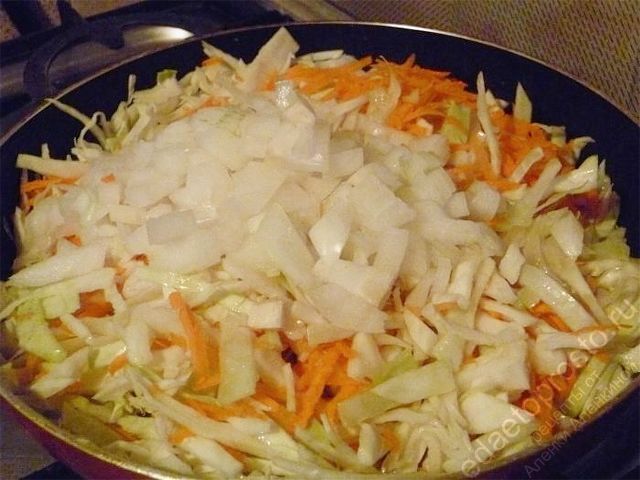 на капусту и морковь положите лук