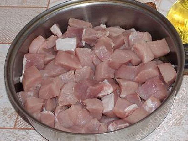 Выкладываем мясо на сковороду