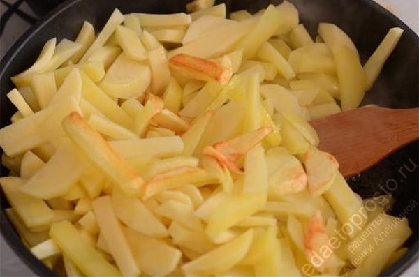 Жарьте в течение 5-7 минут не перемешивая, фото приготовления жареного картофеля