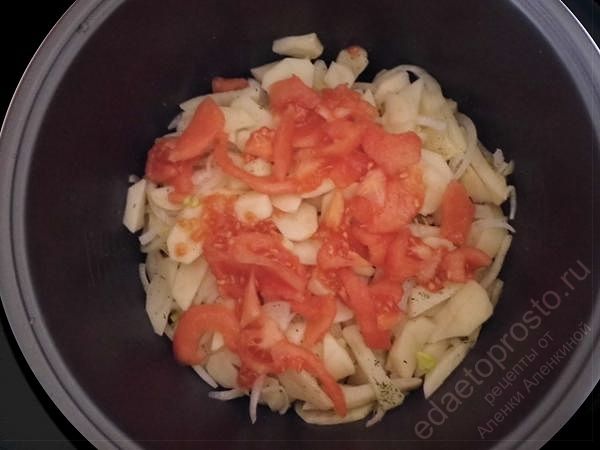 выложите в чашу сначала курицу, затем картофель, лук и помидоры, пошаговое фото жаркого в мультиварке