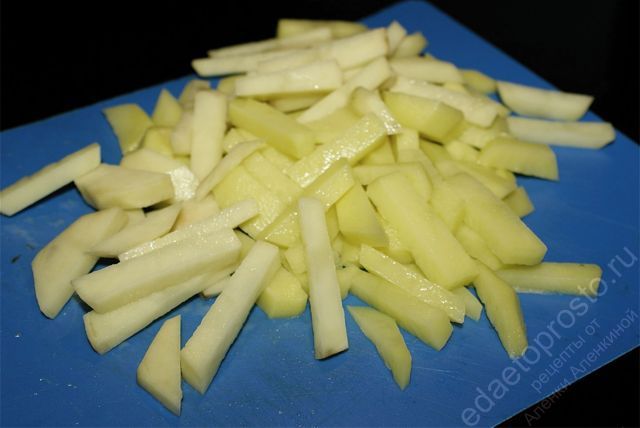 картофель нарезаем брусочками