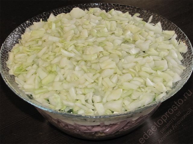4 слой салата – выложить измельченную капусту