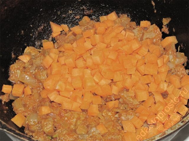 Добавить нарезанную морковь
