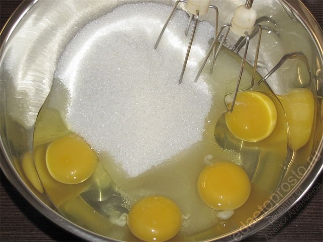 разбить в яйца и добавить сахар