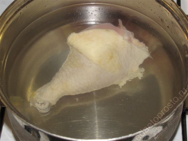 Помыть и опустить куриные окорочка в кастрюлю с водой