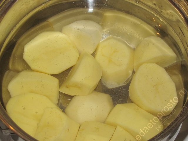 Очистить картофель и отварить