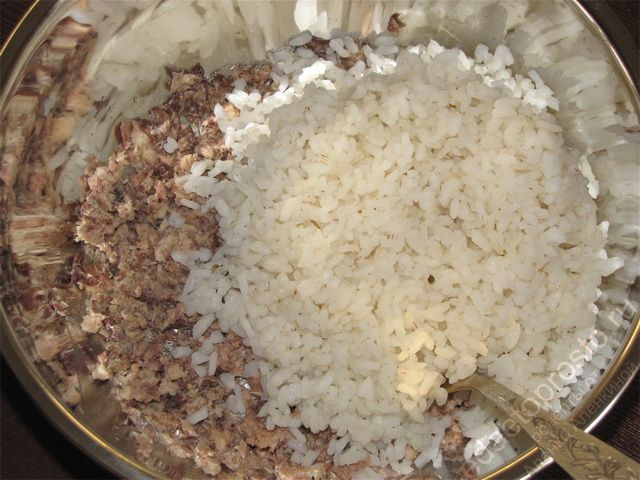 Добавить к рыбе отваренный рис