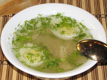 фото вкусного супа с яйцом в тарелке