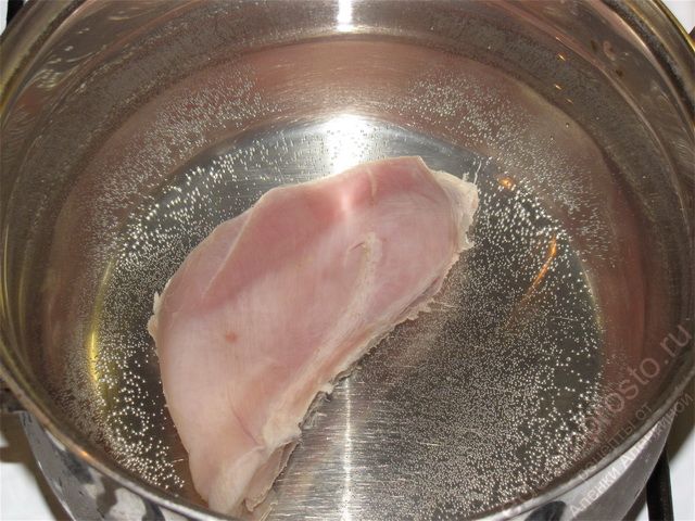 Помыть филе и опустить в кастрюлю с водой