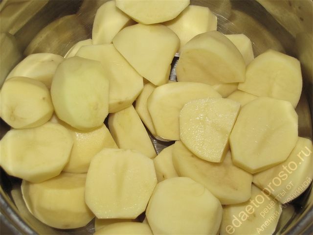 Очистить картофель и разрезать пополам