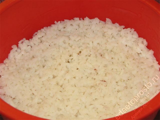 Промыть проточной водой отваренный рис