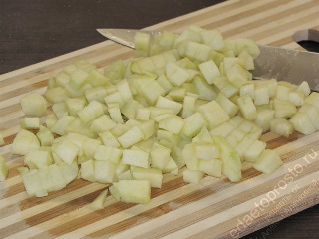 Помыть яблоко и порезать на маленькие кусочки