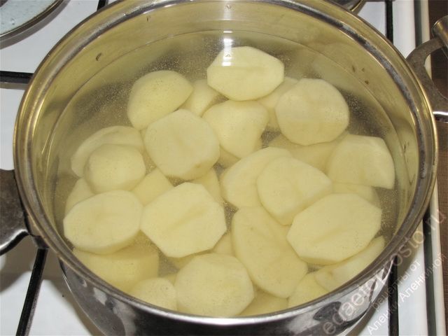 Очистить картофель и отварить