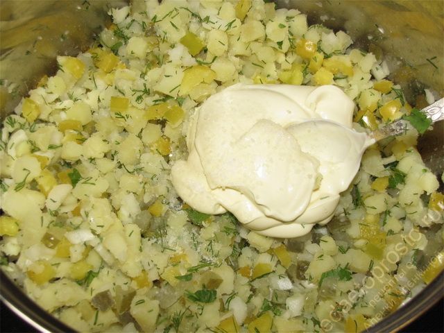 Картофельный салат. Добавить майонез и посолить, фото приготовления