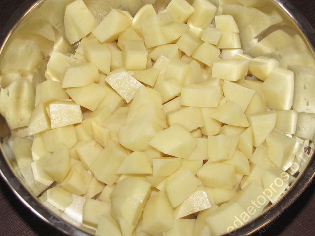 картофель порезать на небольшие кубики