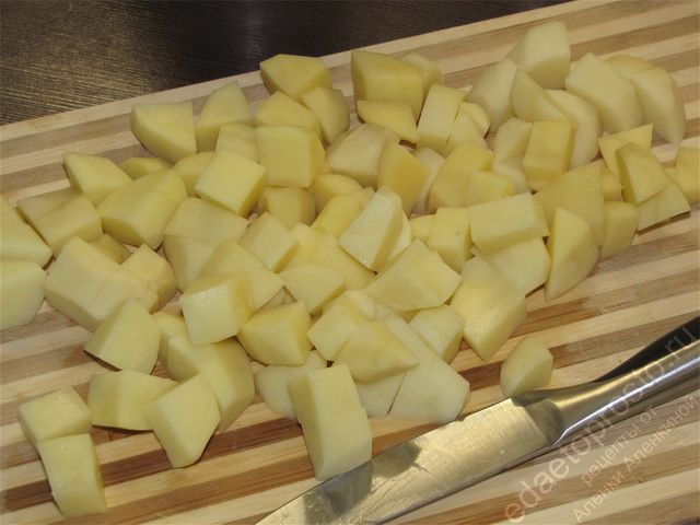 порезать на небольшие кубики картофель