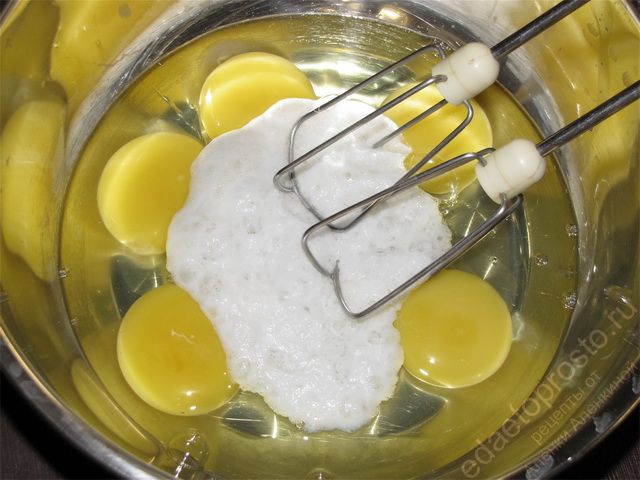 Взбить яйца с гашеной содой и солью