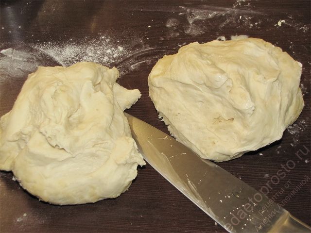 Разделить тесто напополам, фото этапа приготовления пирога с рыбой