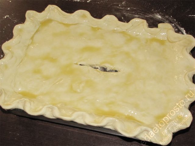 Смазать верх пирога желтком и запекать в духовке, фото готового пирога с рыбой