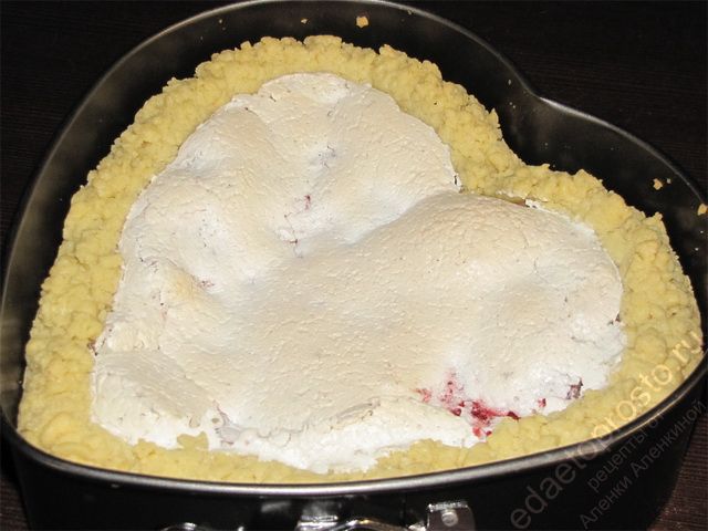 Запекать при 160 градусов до твердой корочки, фото приготовления пирога с клубникой