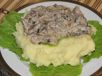 фото вкусного мяса с грибами на тарелке с картофельным пюре