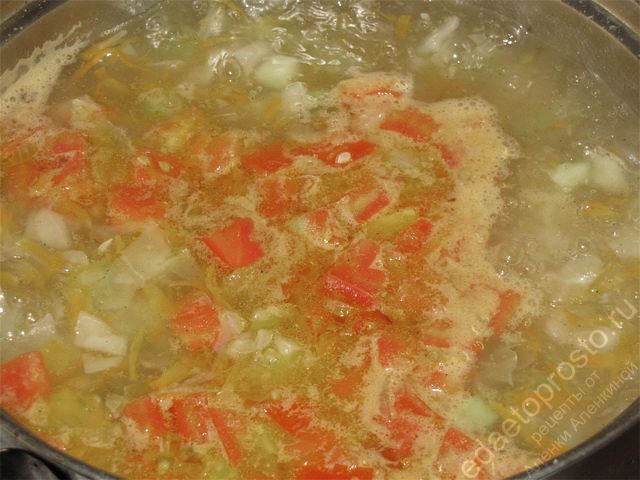 Добавить в кастрюлю с кипящим супом поджаренные морковь и лук