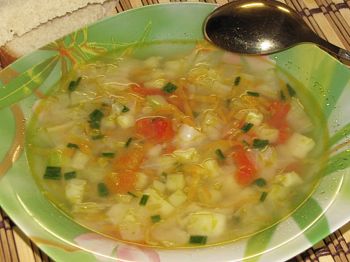 фото вкусного овощного супа в тарелке