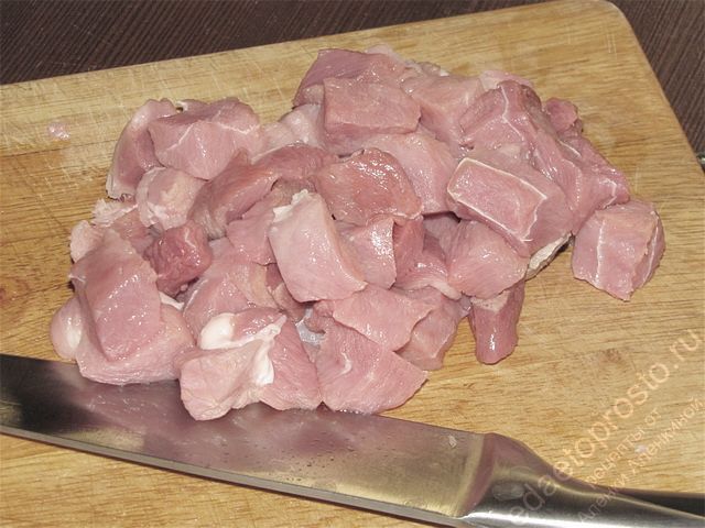 Нарезать мясо небольшими кусочками