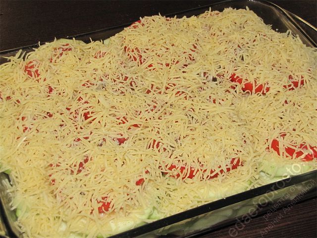 Посыпать поверх помидор натертый сыр