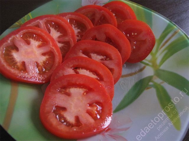 Помыть помидоры и порезать их на кольца