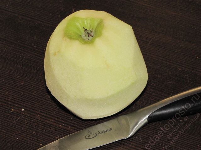 Помыть яблоко и очистить от кожуры