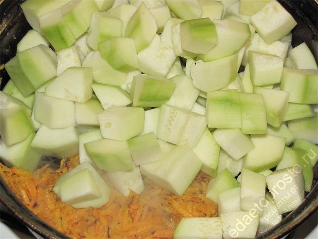 Добавить порезанные кабачки к обжаренной моркови
