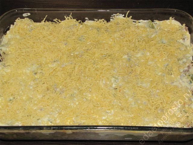 Посыпать сыром всю поверхность блюда, фото приготовления запеченных кабачков с фаршем