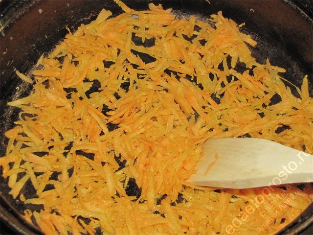 Обжарить подготовленную морковь в глубокой сковороде