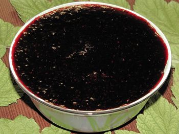 фото вкусного джема из черной смородины в миске