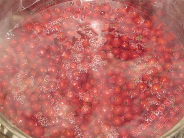 Залить ягоды на пару минут кипятком
