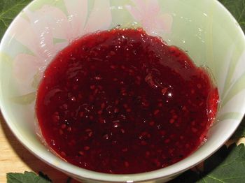 фото вкусного джема из красной смородины в блюдце