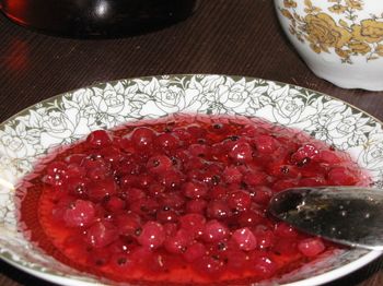 фото вкусного варенья из красной смородины на блюдце