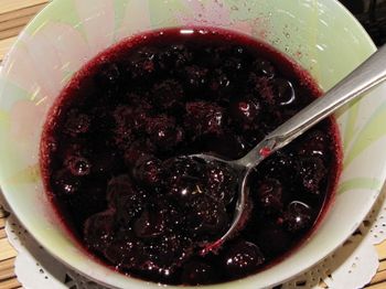 фото вкусного варенья из вишни с косточками в блюдце
