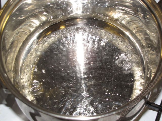 Вскипятить половину стакана воды
