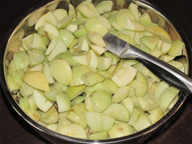 Нарезать яблоки небольшими кусочками