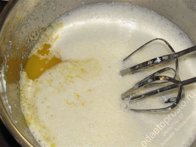 Добавить маргарин к яичной массе