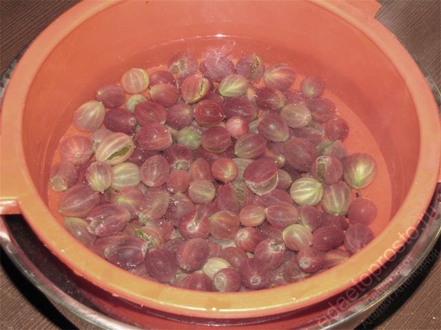 Распарить ягоды примерно 5 минут