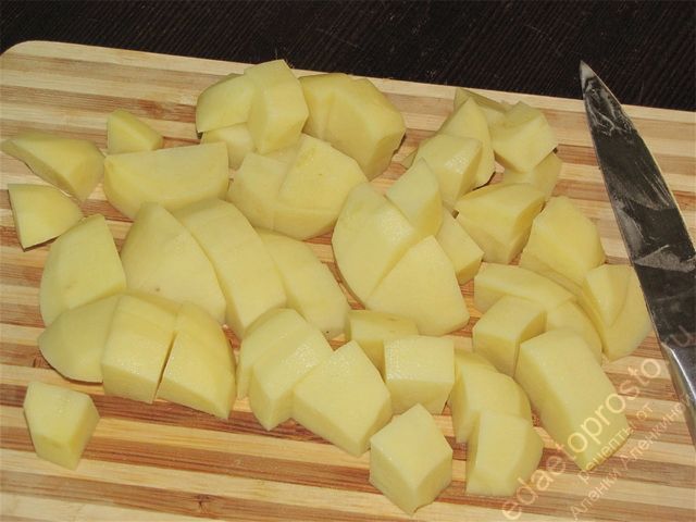 Очистить и нарезать кубиками картофель