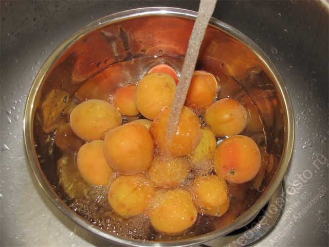 Промыть абрикосы